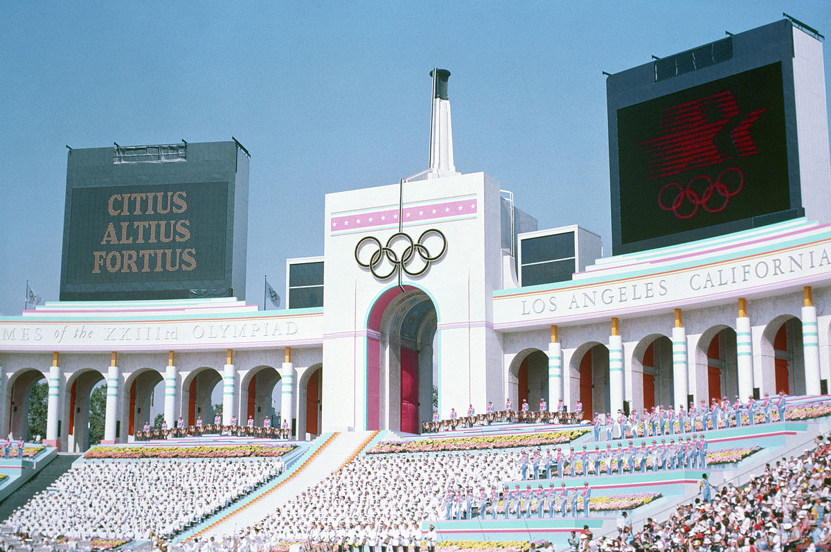洛杉磯議會在25日通過決議，洛杉磯將在議會的監督下，爭取申辦2024年奧運，避免財政出現危機。圖為洛杉磯紀念體育館在1984年作為奧運主場館。 圖：翻攝維基百科