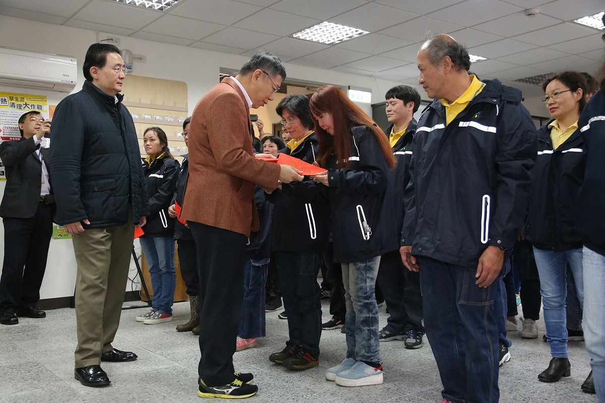 台北市長柯文哲27日除夕當天到文山區清潔隊木柵分隊發放紅包向清潔隊員慰勉、致意。 圖：台北市政府提供