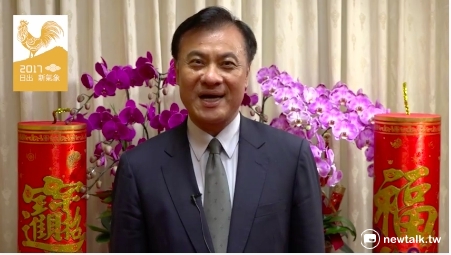 立法院長蘇嘉全27日除夕夜當天特地拍攝短片祝賀。 圖：翻攝自蘇嘉全影片