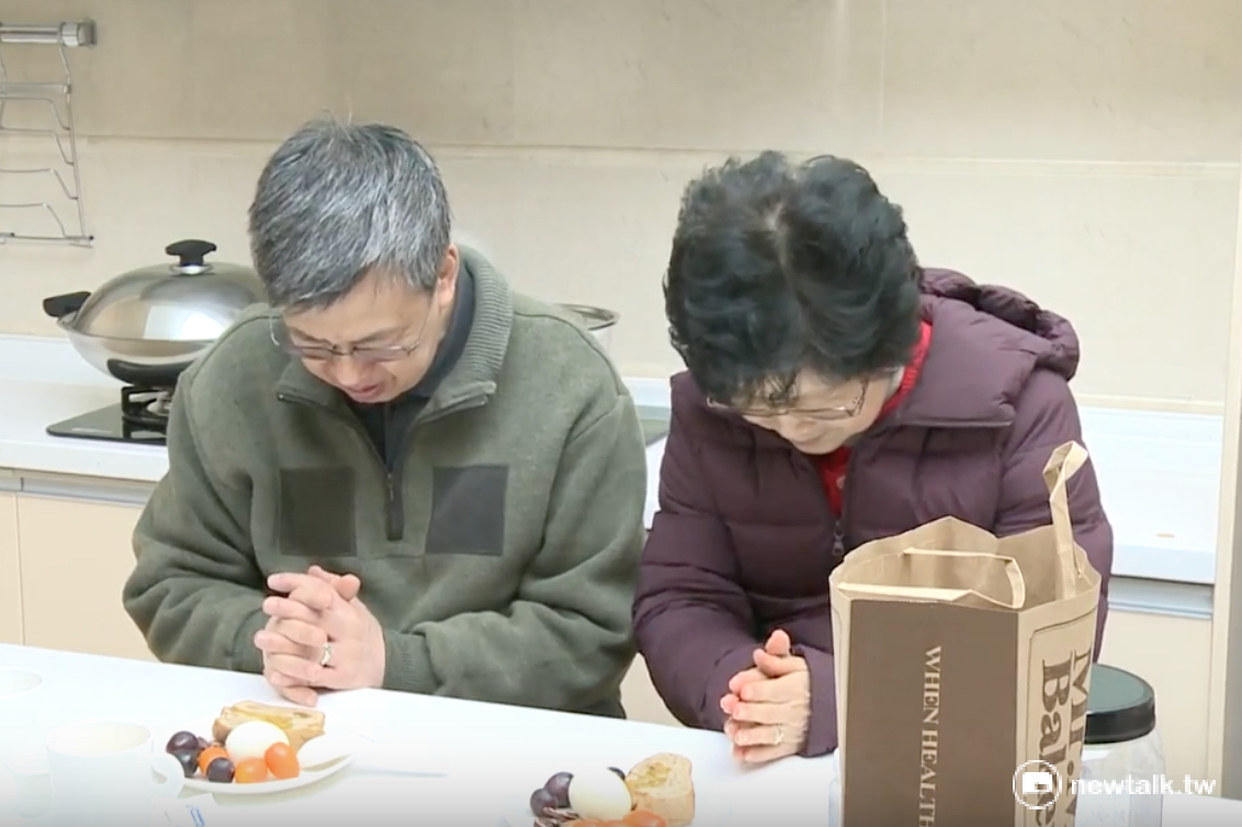 身為虔誠天主教徒，副總統陳建仁（左）與夫人羅鳳蘋（右）享用早餐前會先禱告，祈禱國泰民安、家庭圓滿。 圖：翻攝自總統府提供影片