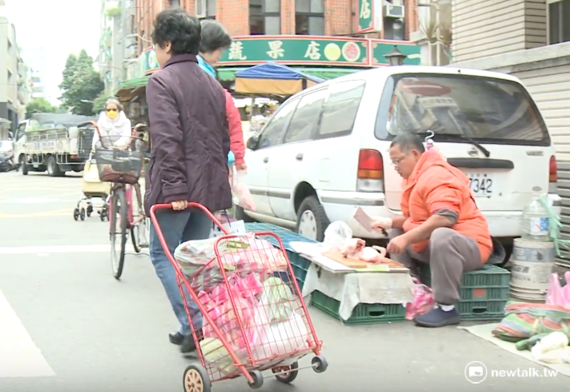 陳建仁上班後，夫人羅鳳蘋會拖著菜籃車到鄰近的東門市場採買。 圖：翻攝自總統府提供影片