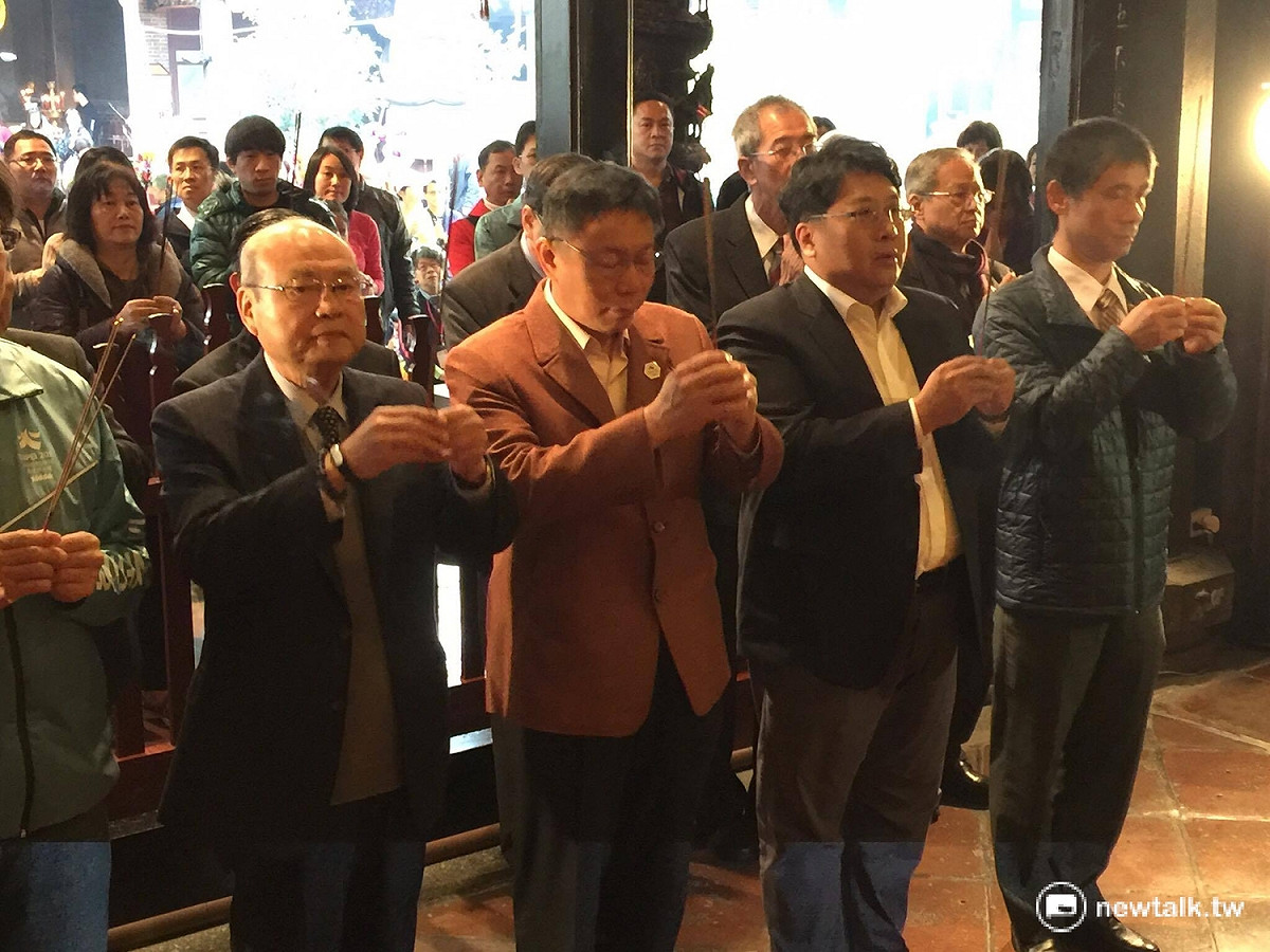 台北市長柯文哲28日大年初一一大早就赴大龍峒保安宮參拜、發送紅包。 圖：台北市政府提供