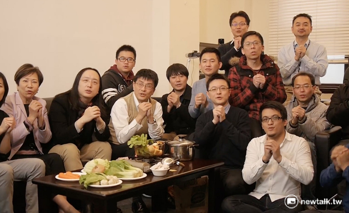 行政院政務委員唐鳳（左2）與開放政府成員合拍賀年短片，用火鍋製作過程介紹開放政府原理。 圖：翻攝自行政院提供影片