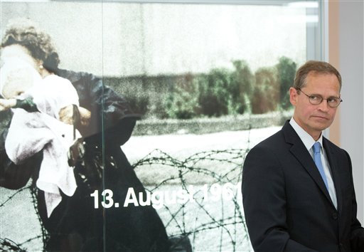 德國柏林市長穆勒（Michael Mueller）呼籲美國總統川普，不要重蹈覆轍，興建美墨邊境圍牆。圖為穆勒參訪柏林圍牆紀念館，後方照片為1961年柏林圍牆興建當下的紀錄照片。 圖：達志影像/美聯社