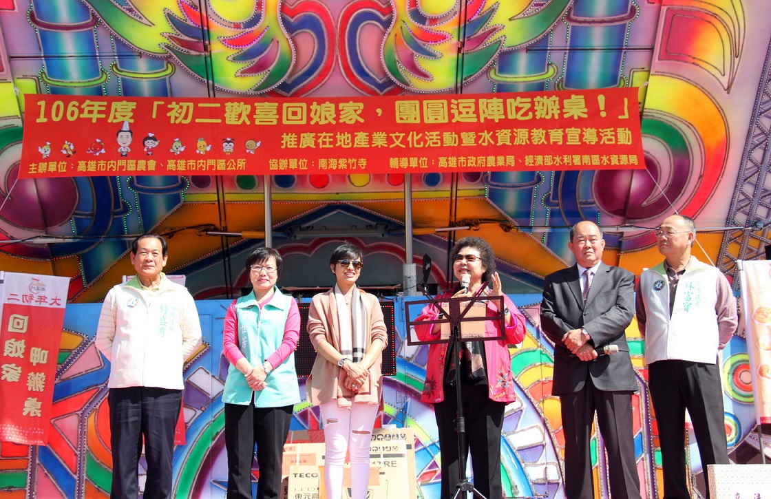 內門區農會連續4年舉辦「初二歡喜吃辦桌」活動，市長陳菊也率員到場與眾人同樂。 圖：高雄市政府提供。