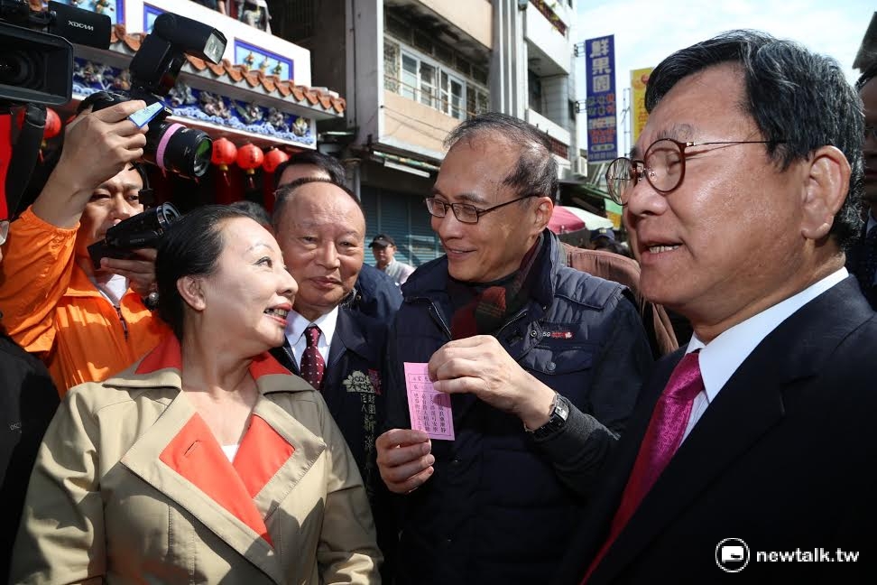 行政院長林全赴新港奉天宮參拜，嘉義縣長張花冠將奉天宮國運籤轉交林全，強調今年國家將有貴人相助。 圖：黃博郎/攝