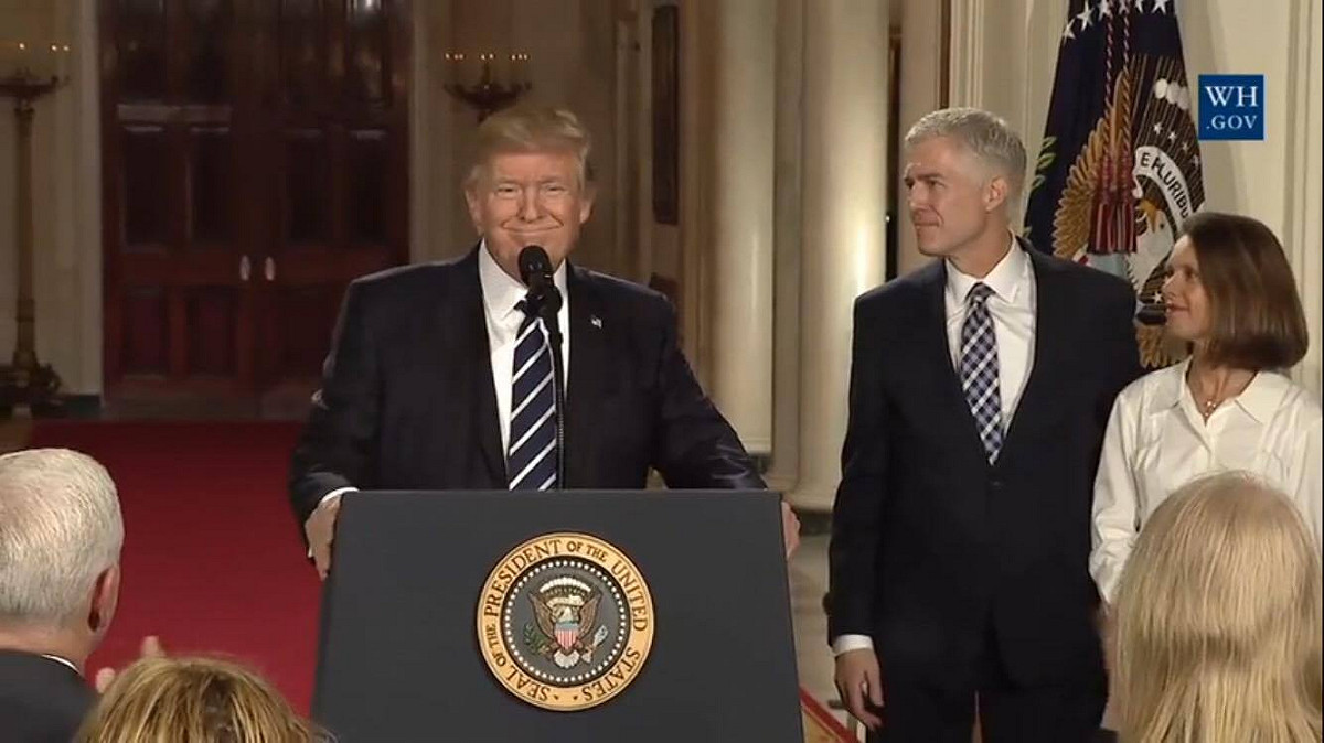美國總統川普提名保守派法官葛蘇奇（Neil Gorsuch）出任最高法院大法官。 圖：翻攝自川普臉書直播
