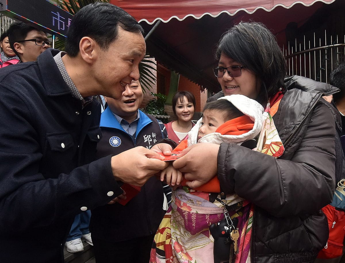 針對國民黨主席改選競爭激烈，新北市長朱立倫1日表示，現階段參選人在爭取黨員的認同與連署，這個過程的當中都予以祝福。 圖：新北市政府提供