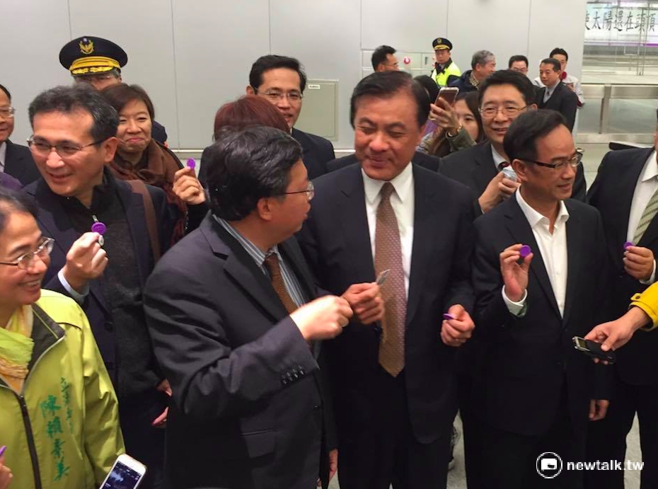 立法院長蘇嘉全2日率領多位立委到機場捷運試乘。 圖：鄭佑漢/攝
