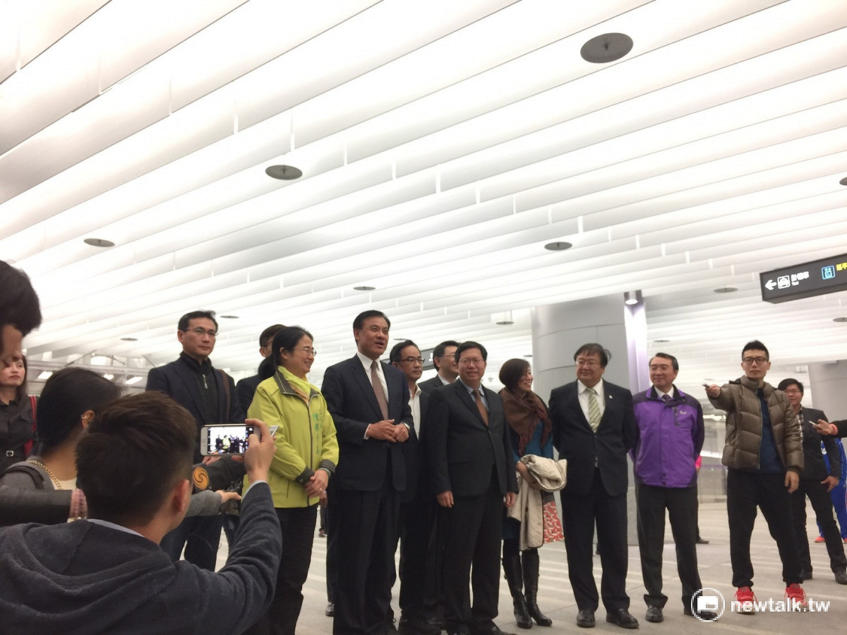 桃園市長鄭文燦（右6）陪同立法院長蘇嘉全及朝野黨團立委，一同試乘機場捷運。 圖：柯昱安/攝