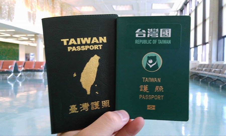 網路傳出外交部通知日本關西機場，凡是在台灣護照貼上「台灣國」貼紙者，是違背中華民國法令、護照視同無效，外交部2日反駁曾有類似作為。 圖：翻攝「台灣國護照貼紙 Taiwan Passport Sticker」臉書粉絲專頁