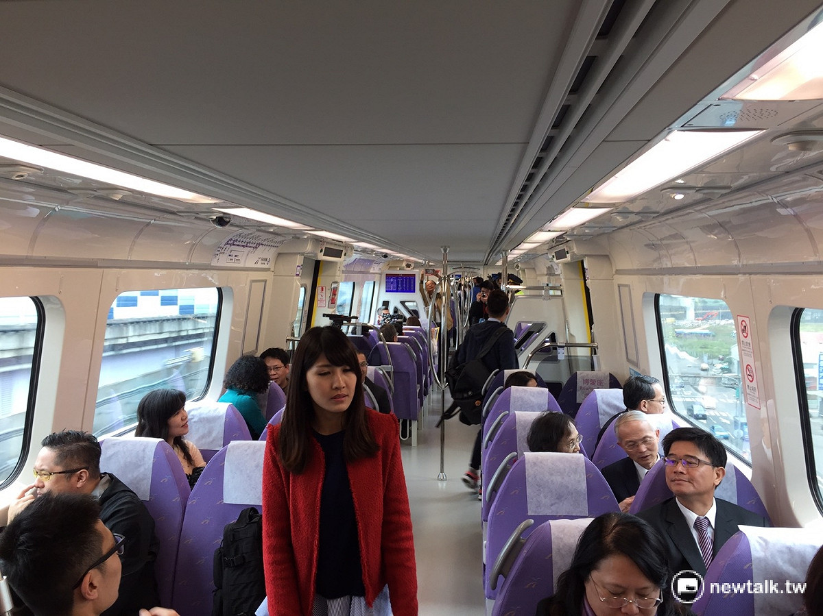 機場捷運直達車車廂內部實景，試乘官員與民代均表示非常平穩，不會感到過度搖晃或列車過高，未來出國會考慮搭乘。 圖：柯昱安/攝