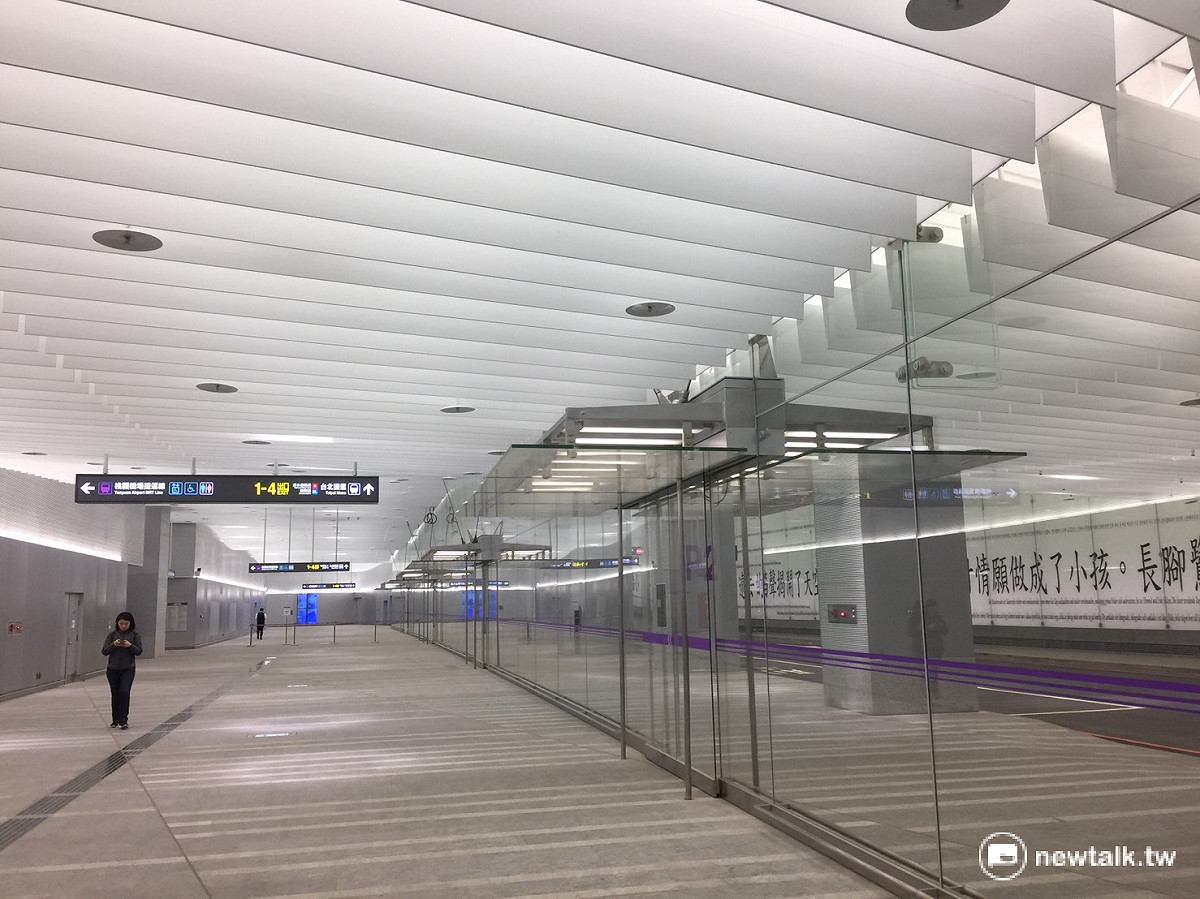 機場捷運台北車站（A1站）內部大廳實景，空間明亮。 圖：柯昱安/ 攝