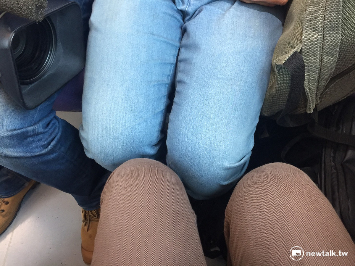 記者實測，兩名男子面對面乘坐直達車時，會頂到對方膝蓋，空間較不充裕。 圖：柯昱安/攝