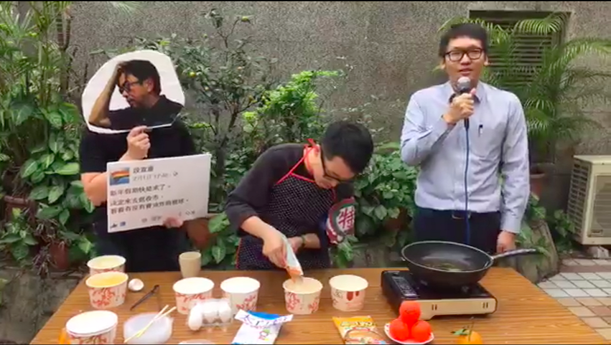 國民黨青年團3日下午在臉書直播油炸曲棍球，並且親赴立法院送給民進黨立委段宜康。 圖：翻攝自國民黨青年團臉書