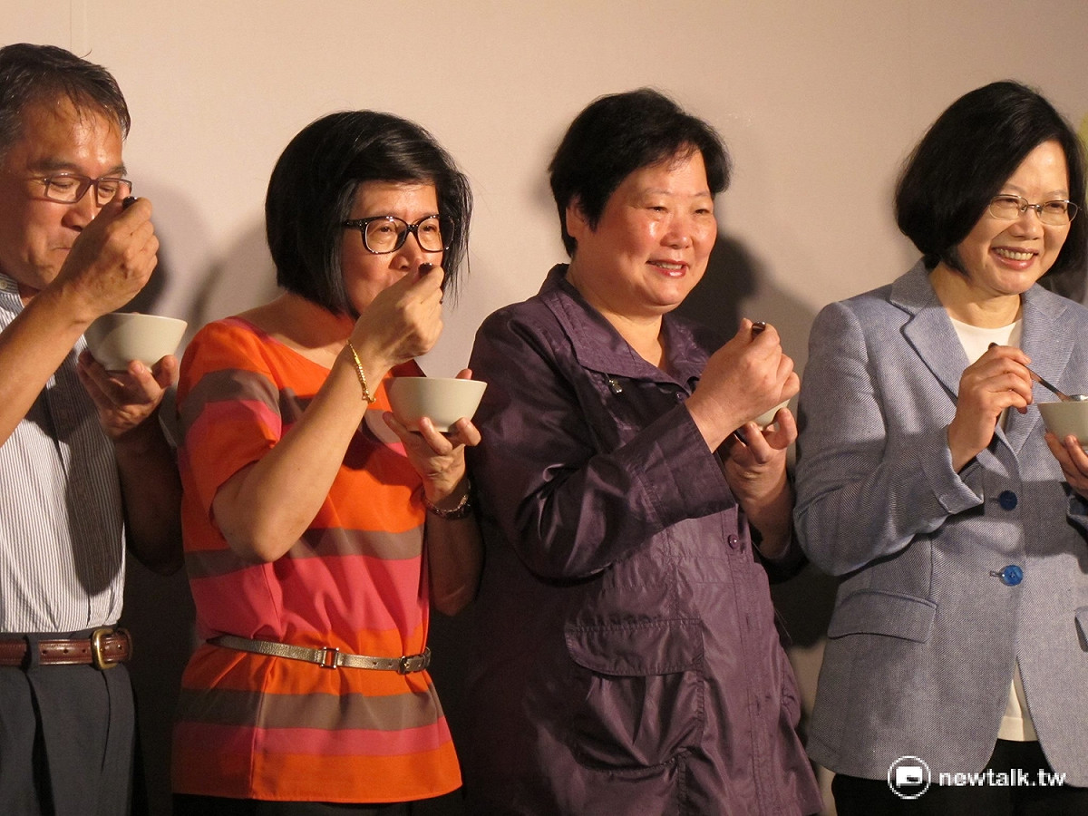 勞動部長由現任政務委員林美珠（右2）取代因為「一例一休」政策惹議的郭芳煜。圖為2015年林美珠與表妹蔡英文（右1）出席活動。 圖：新頭殼資料照片