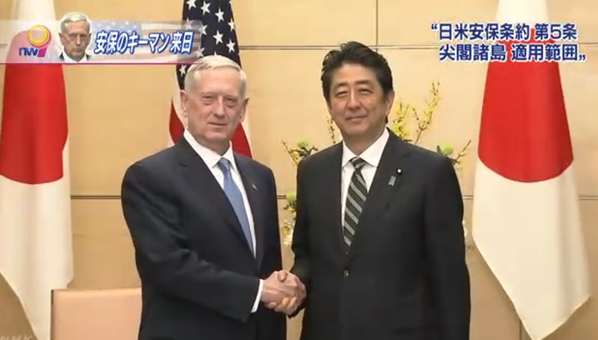 美國國防部長馬提斯3日拜會日本首相安倍晉三，確認尖閣諸島(釣魚台)適用美日安全保障條約。 圖：翻攝自NHK