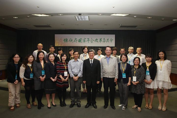 年金改革委員會召集人、副總統陳建仁4日凌晨在臉書發出1500字的文章，回應前立委林濁水、沈富雄的批評，並貼出年改會成員的合照。 圖：翻攝陳建仁臉書。