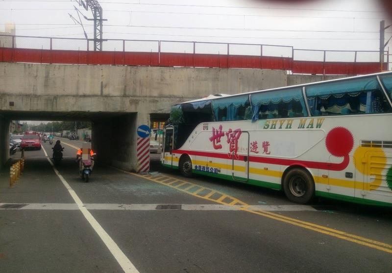 一輛滿載陸客的遊覽車今（4）日上午10時在高雄市鼓山區河西路、興隆路口，自撞橋墩，造成多人受傷。 圖：高雄市消防局提供。