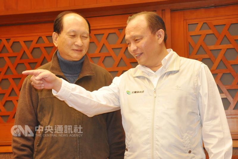 宜蘭縣長林聰賢（右）確定入閣，接任農委會主委，縣長職缺將由宜蘭縣副縣長吳澤成（左）代理。  圖：中央社資料照片。