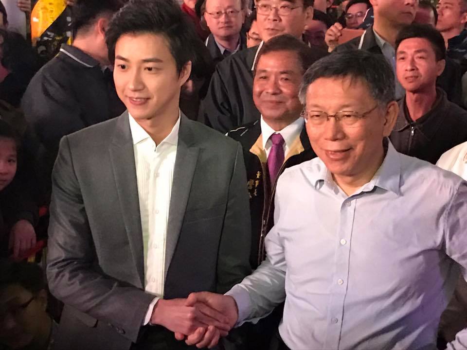 擔任燈節代言人的桌球國手江宏傑一出現，引發一波騷動。 圖：呂佳峻/攝