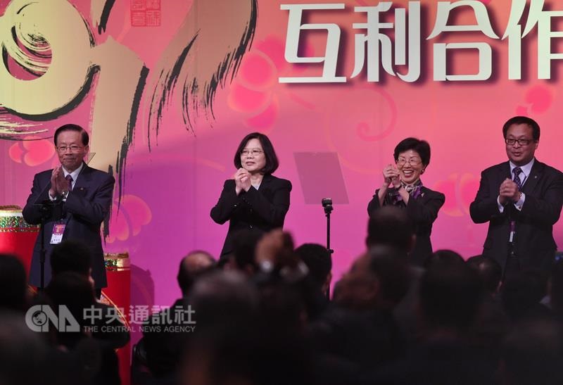 海基會5日舉辦大陸台商春節聯誼餐會，總統蔡英文呼籲中國正視台商經營上的各種問題及困難，並表示台灣願意抱持最大的善意，和對岸進行誠懇的對話和磋商。 圖：中央社