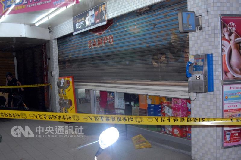 新北市新莊區超商5日深夜發生超商搶案，警方封鎖現場調查，現場因為被害人手掌幾乎遭砍斷，血跡斑斑。 圖：中央社 （民眾提供）