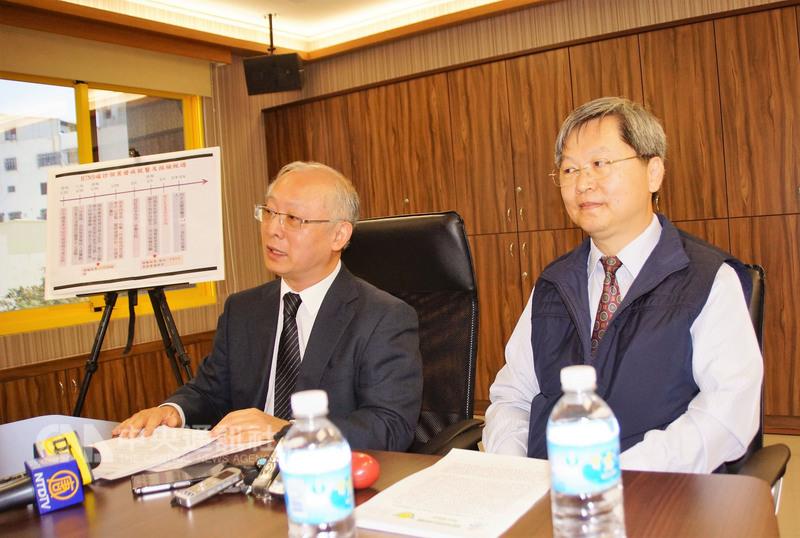 中華民國防疫學會理事長、前疾管署中區防疫指揮官王任賢投書媒體批評高雄公衛、醫療單位防疫慢半拍，高市衛生局長黃志中（左）6日澄清，指王任賢所言不實，已檢具資料報中央處置。  圖：中央社