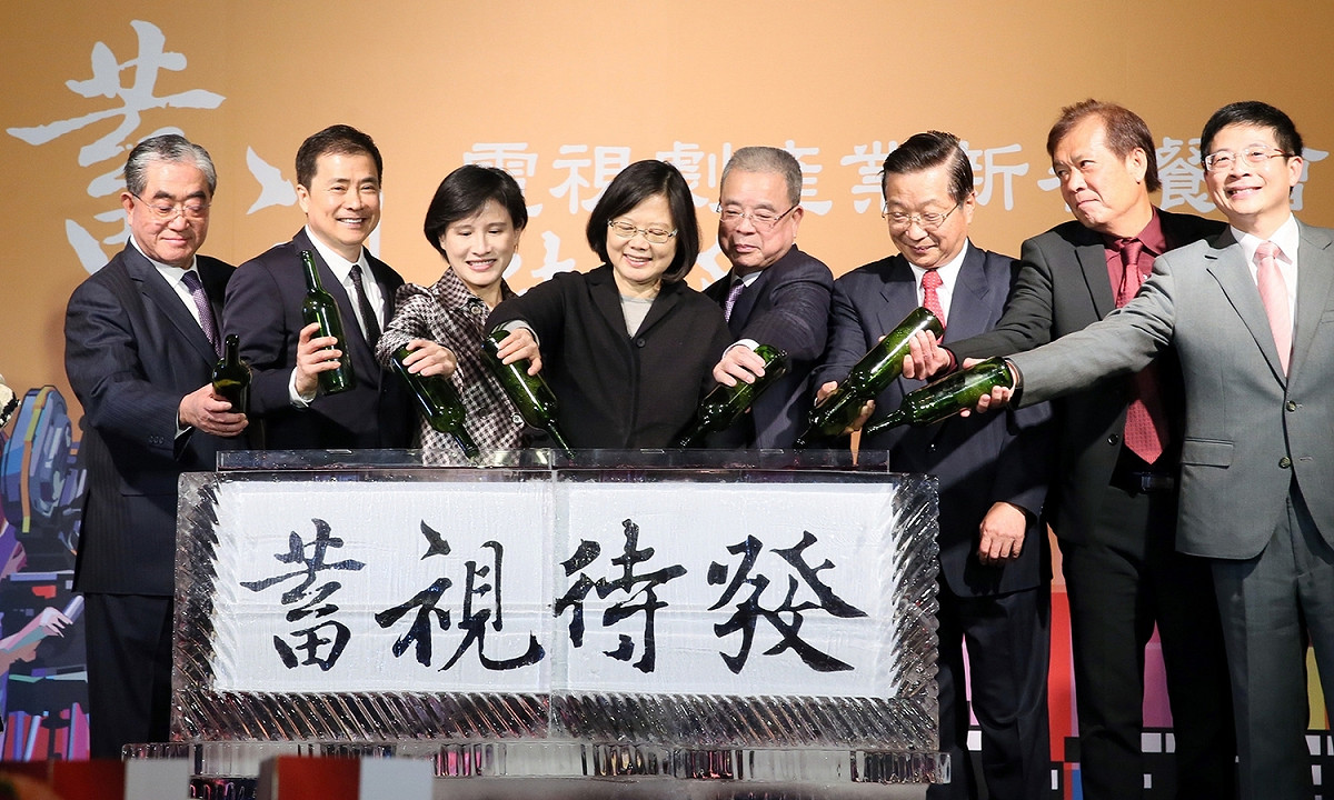 總統蔡英文7日出席「電視劇產業新春餐會」時表示，政府會支持國發基金專案匡列額度，投資於本土的影視產業。 圖：總統府提供