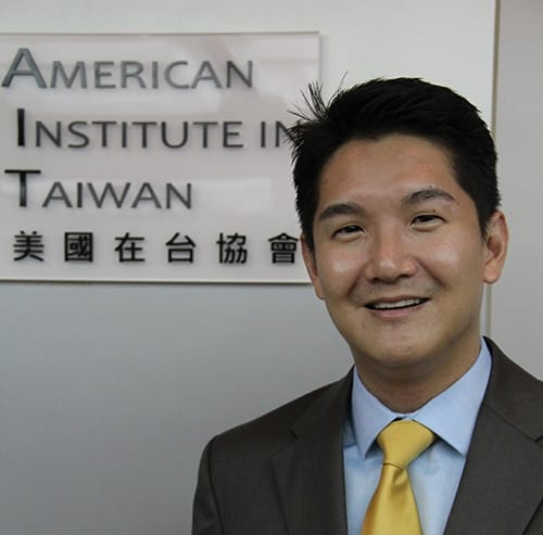 談論同志的心路歷程，美國在台協會高雄分處副處長楚杰生表示，「要堅強、要愛自己」。 圖:翻攝自美國在台協會網站