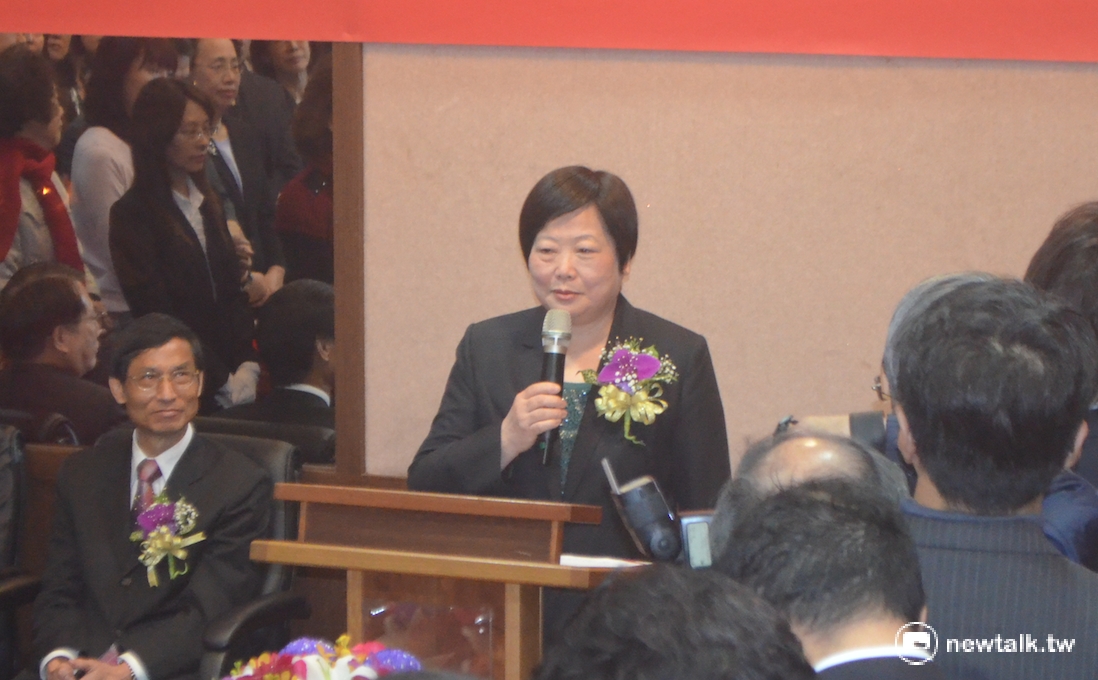 新任勞動部長林美珠（圖中）8日正式上任。 圖：柯昱安/攝