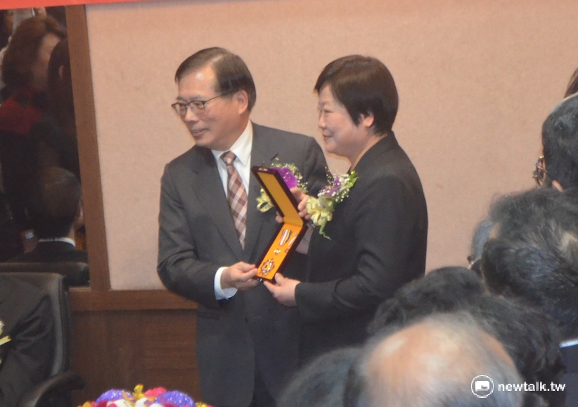 前勞動部長郭芳煜（左）8日上午與新任勞動部長林美珠（右）進行交接。 圖：柯昱安/ 攝