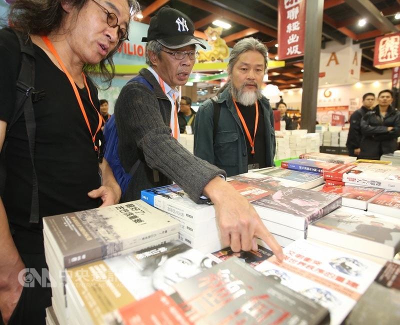 曾在中國遭監禁的香港銅鑼灣書店老闆林榮基，8日現身台灣參加台北國際書展。 圖：中央社。