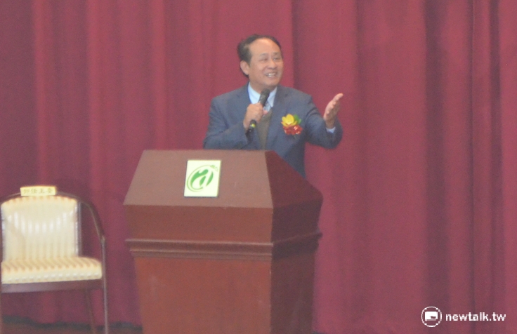 前農委會主委曹啟鴻，在交接儀式中，第一句話就哽咽，直言接任農委會主委是「今生最大酬賞」。 圖：柯昱安/攝