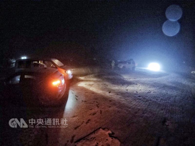 入冬首波寒流報到，合歡山8日晚間開始飄雪，可望持續到9日。 圖：中央社