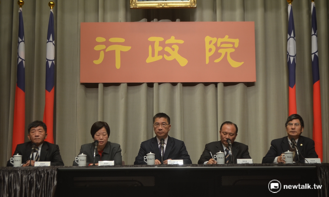 行政院發言人徐國勇（中）強調，台鐵員工是勞工兼具公務員身份，與華航空服員是純勞工不同，「性質不一樣，產生結果當然不同」。 圖：柯昱安/ 攝