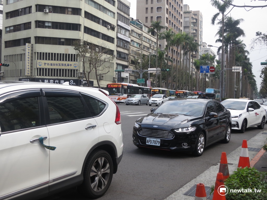 Uber司機發動包圍行動，在交通部周邊進行繞行。 圖：呂佳峻/攝
