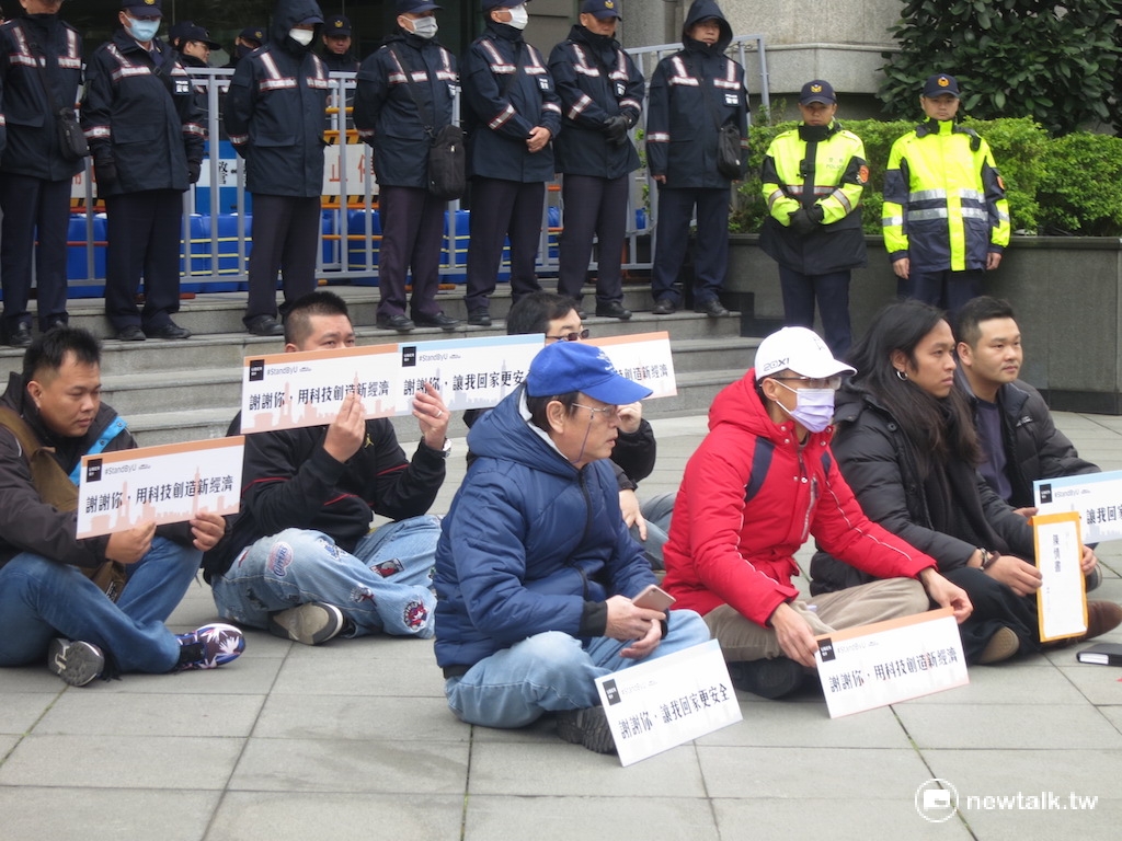 Uber司機在交通部前靜坐。 圖：呂佳峻/攝