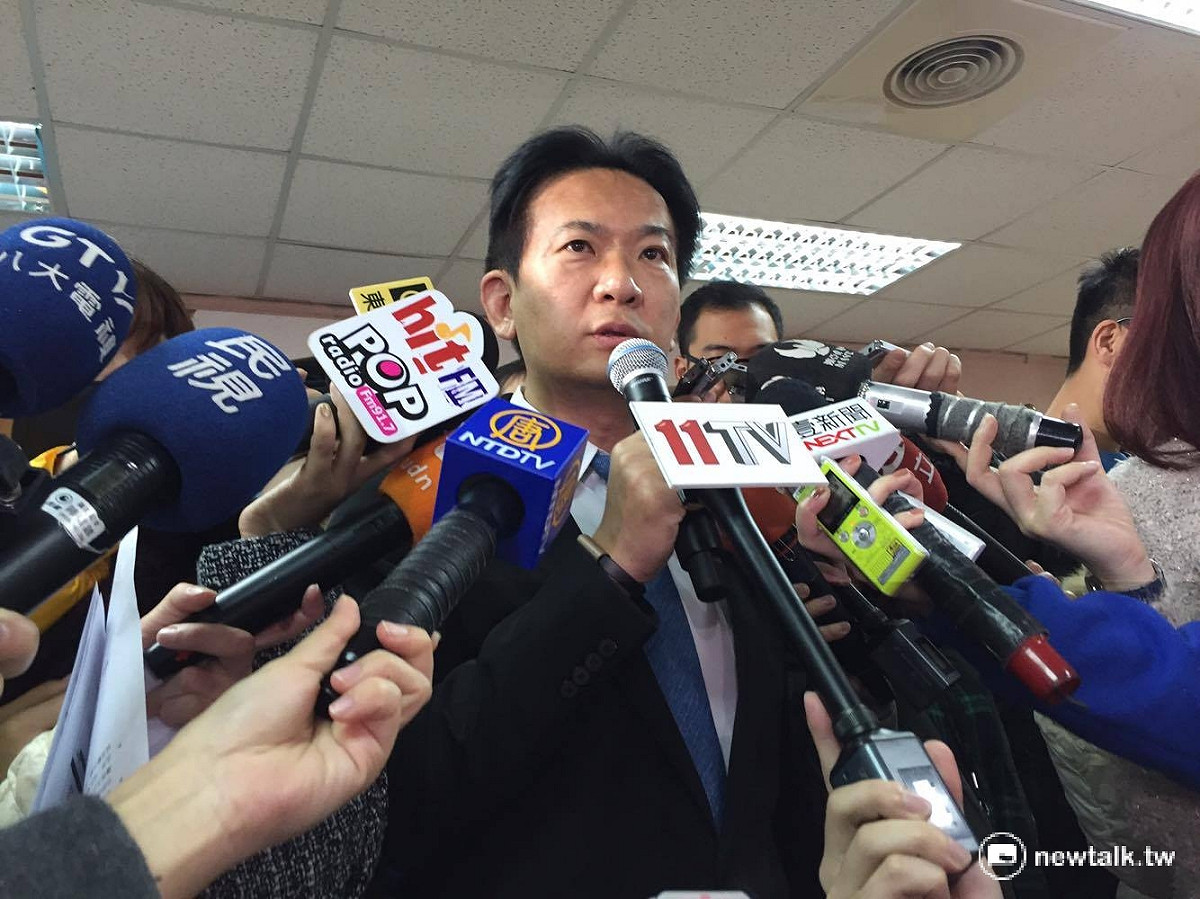 針對一例一休上路後備受爭議，民進黨立委林俊憲10日受訪時表示，「好險是通過民進黨的一例一休，若是通過時力或國民黨版本，台灣經濟完蛋了」。 圖：鄭佑漢/攝