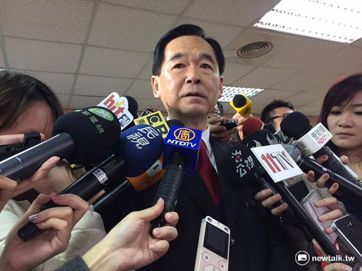 全國商業協會理事長王應傑10日表示，一例一休上路後，對客運運輸業者的衝擊相當大。 圖：鄭佑漢/攝