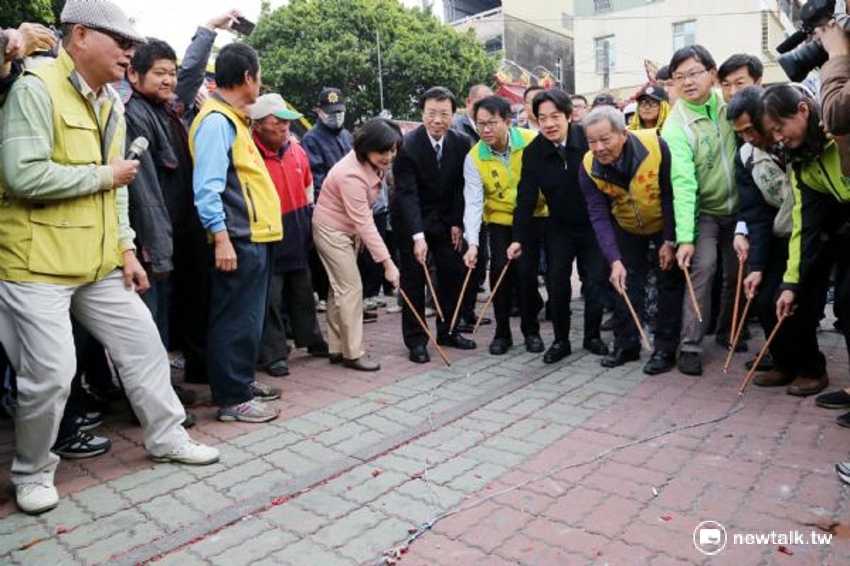 台南市鹽水蜂炮活動在鹽水武廟廣場前，由台南市長賴清德等人點火啟炮。 圖：黃博郎/攝