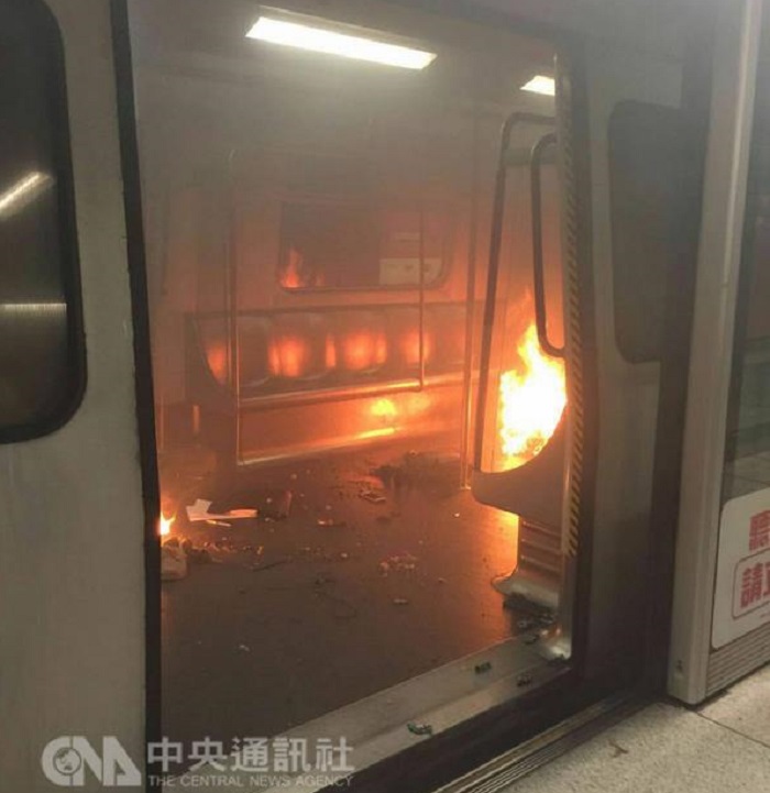 香港一列地鐵10日晚間在九龍尖沙咀站起火，1名獲救的傷者自稱是縱火者，警方初步排除恐怖攻擊。 圖：中央社(民眾提供)