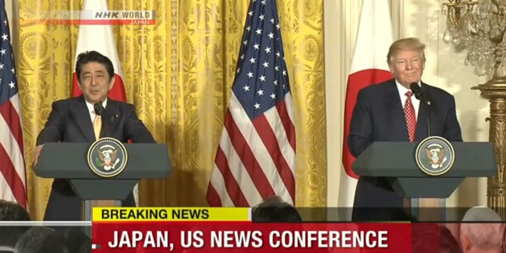 美國總統川普與日本首相安倍晉三召開共同記者會，雙方確認「美日安保條約」第五條適用於釣魚台列嶼。 圖：翻攝NHK新聞畫面