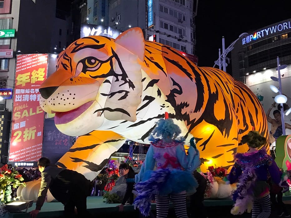 為打造歡樂奇妙的嘉年華氣氛，西城大遊行花燈造型有魔幻、有動漫，連老虎花燈都很卡哇伊。 圖：呂佳峻攝