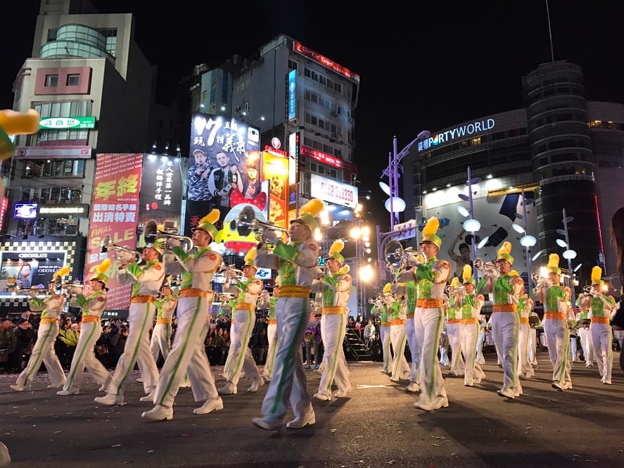 樂儀隊演出為遊行炒熱氣氛，尤其天氣寒冷，震耳樂音也有驅寒效果。 圖：呂佳峻攝