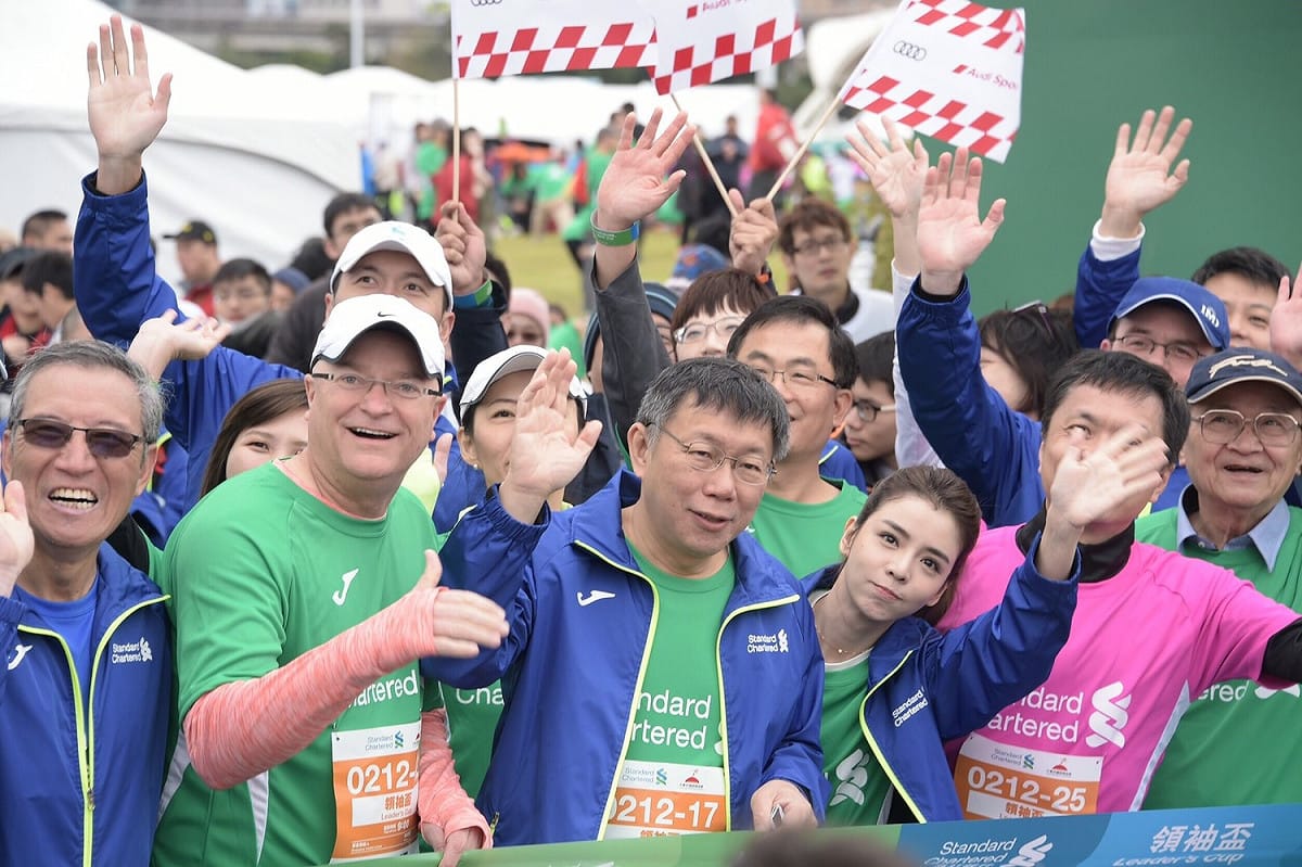台北柯文哲12日上午參加「2017台北渣打馬拉松」，許多民眾爭相跟柯拍照、握手，主持人笑稱簡直跟內湖交通打結一樣塞車。 圖：台北市政府提供