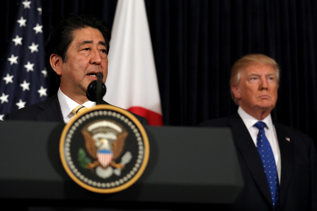 日本首相安倍晉三（左）與美國總統川普會面，已經確認尖閣諸島議題寫入《美日安保條約》。 圖：達志影像/路透社資料照片
