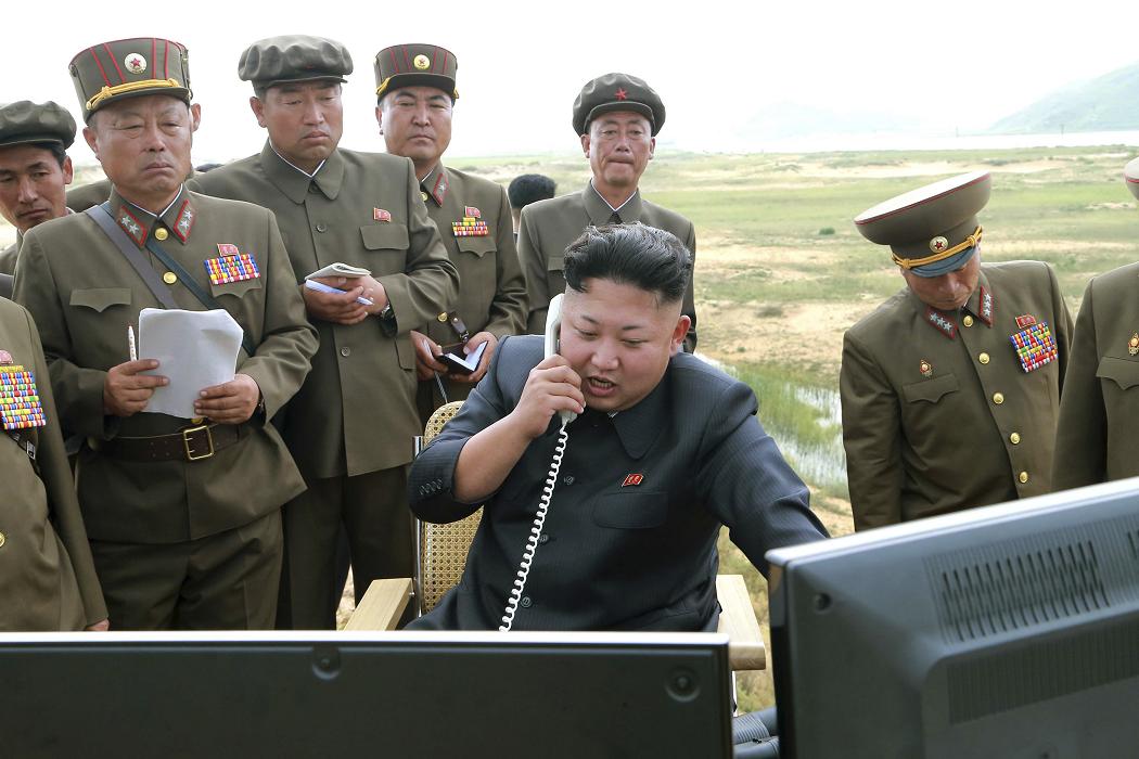 朝鮮媒體報導，金正恩在12日親自指導中程彈道導彈「北極星2號」的試射，而試射結果大獲成功。圖為金正恩之前視察軍隊的資料照片。 圖：達志影像/路透社資料照片。
