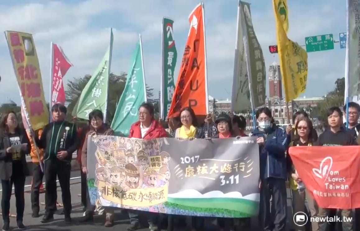 數個民間團體組成的「全國廢核行動平台」13日召開記者會，宣布3月11日在南、北、東部3地舉行「非核低碳，永續能源」反核大遊行。 圖：柯昱安/攝