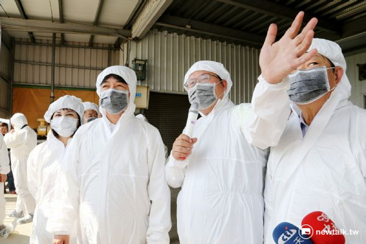 台南市長賴清德等人到柳營葆南牧場訪視，了解目前禽流感防疫狀況及因應禽流感的作為。 圖：黃博郎/攝